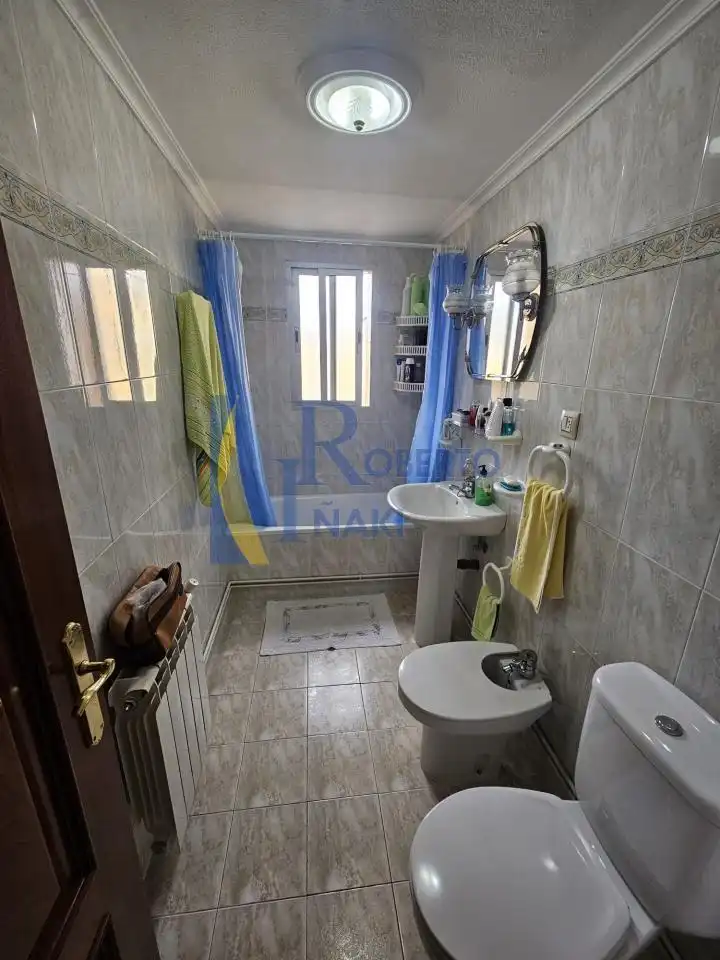 Badezimmer von Wohnung zum Verkauf in Valencia de Don Juan mit Heizung und Möbliert