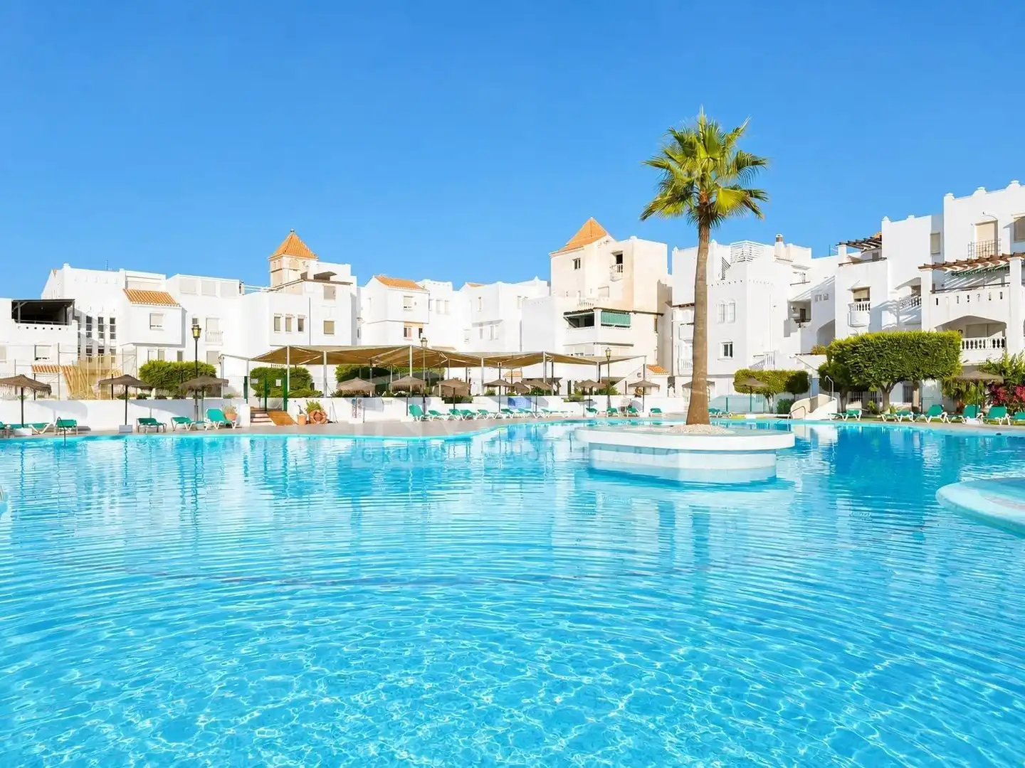 Piscina de Piso en venta en El Ejido con Amueblado