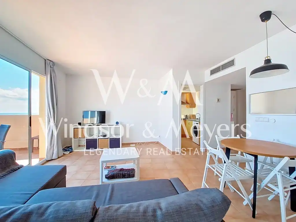Sala de estar de Apartamento en venta en Santa Eulària des Riu con Aire acondicionado, Amueblado y Piscina comunitaria