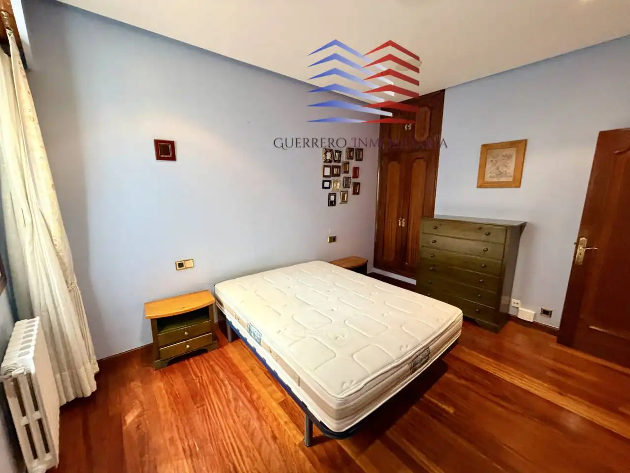 Dormitori de Apartament de lloguer en Ourense Capital  amb Calefacció, Parquet i Terrassa