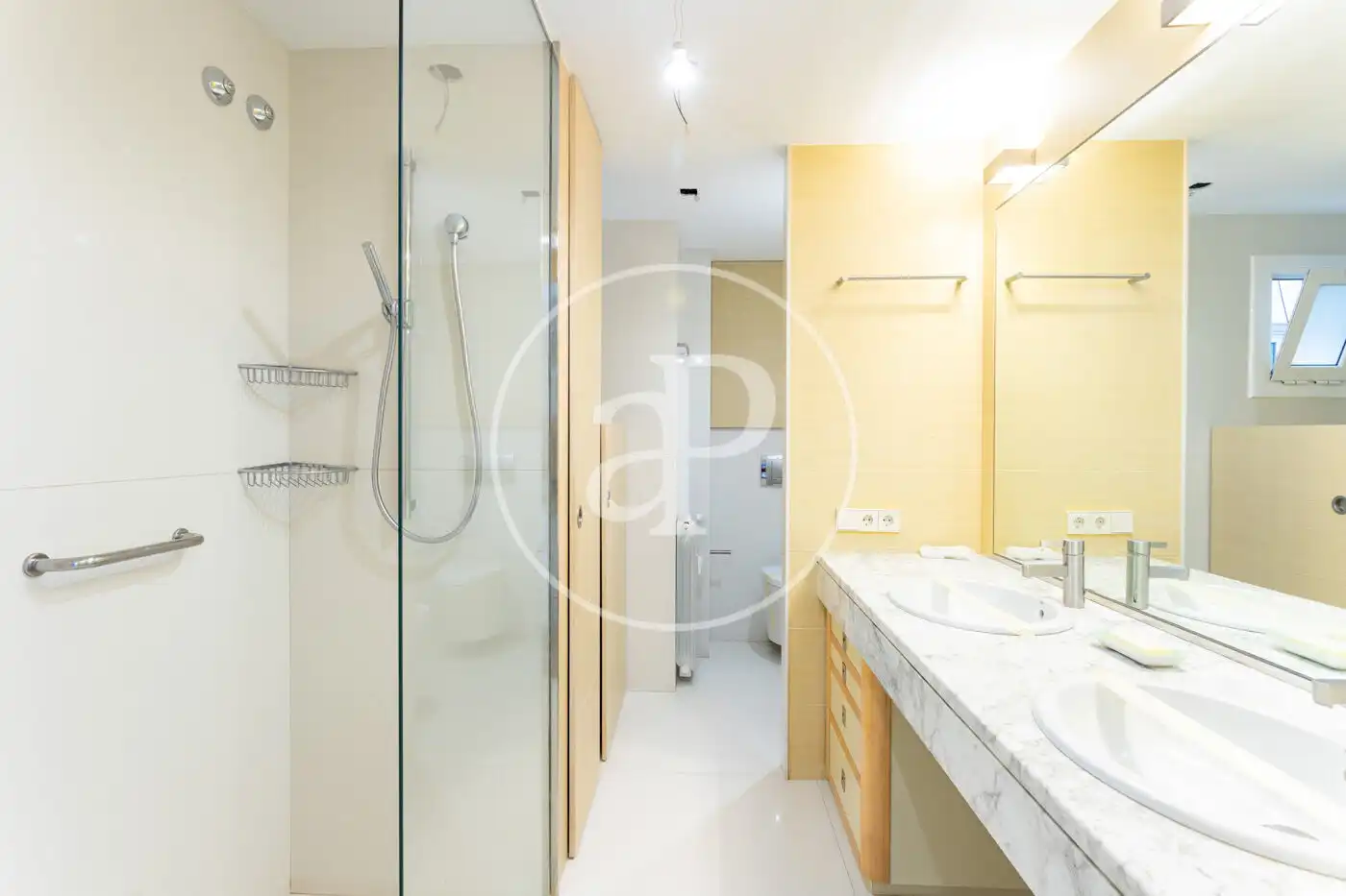Bathroom of Flat for rent in Barcelona  with Air Conditioner, Heating and Private garden
