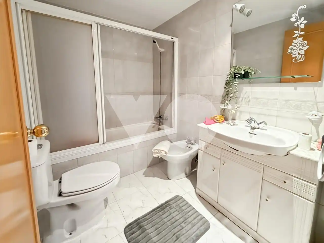 Bathroom of Flat for sale in Madrid  with Air Conditioner, Heating and Parquet flooring
