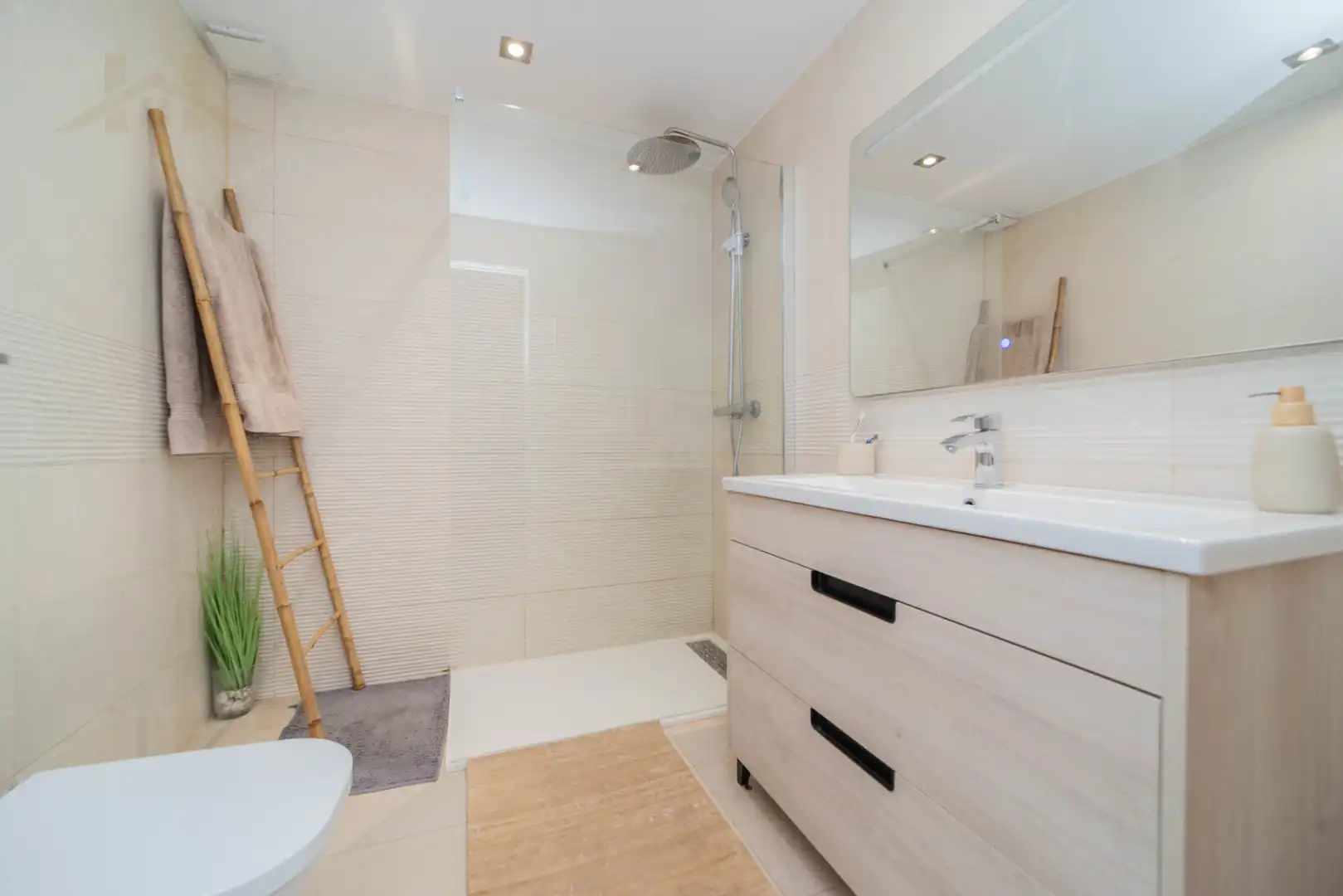 Badezimmer von Einfamilien-Reihenhaus zum Verkauf in Galapagar mit Heizung, Privatgarten und Parkett