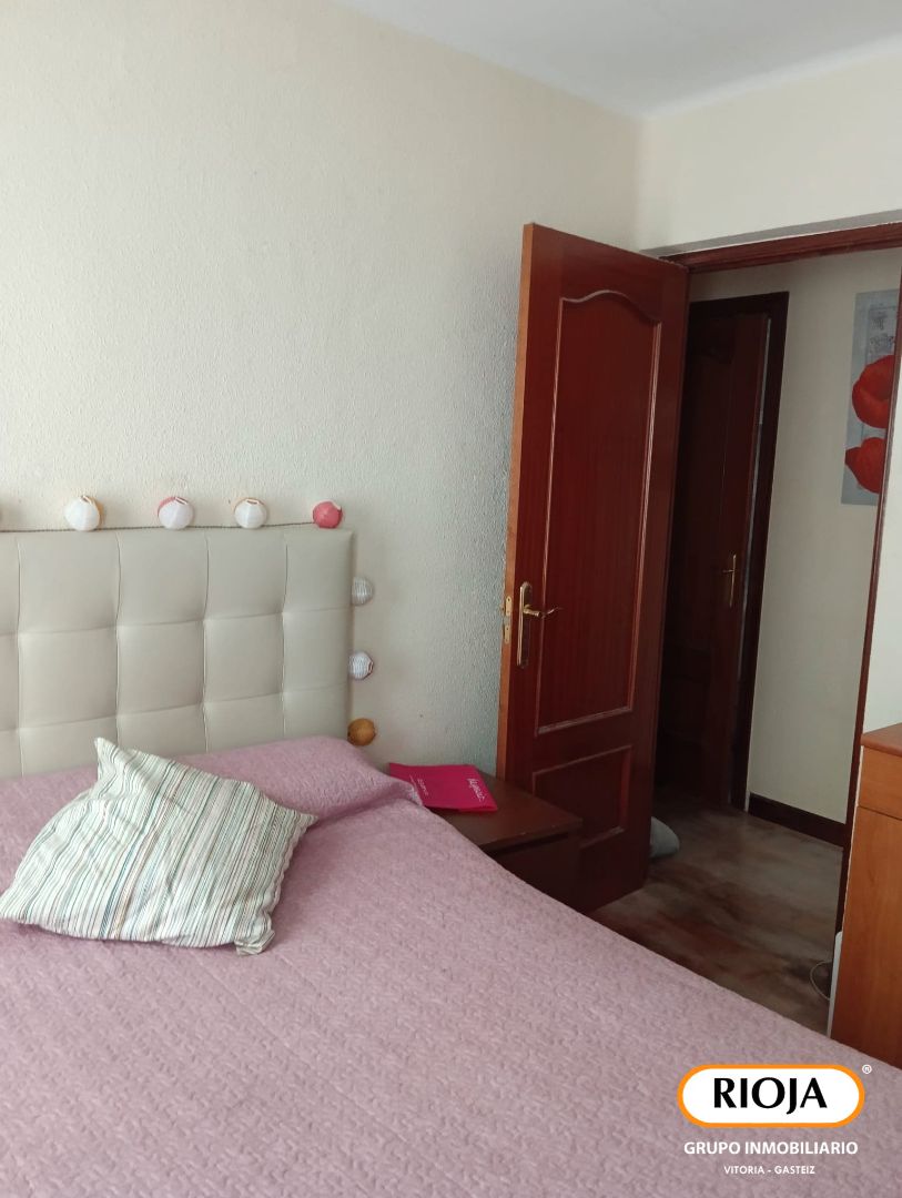 Habitación de Piso en venta en Vitoria - Gasteiz con Amueblado, Horno y Microondas