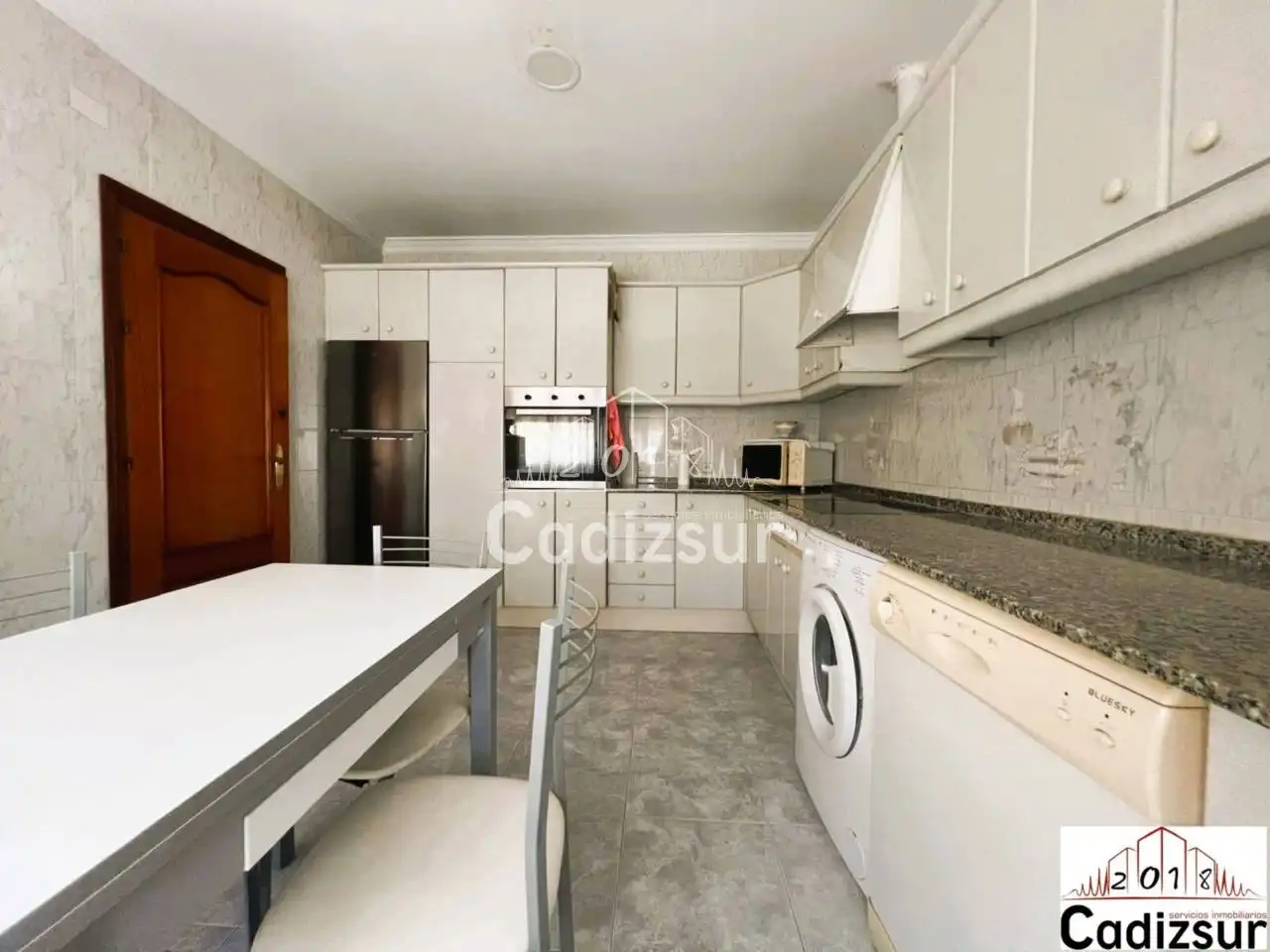 Küche von Wohnung zum Verkauf in Cádiz mit Klimaanlage und Terrasse