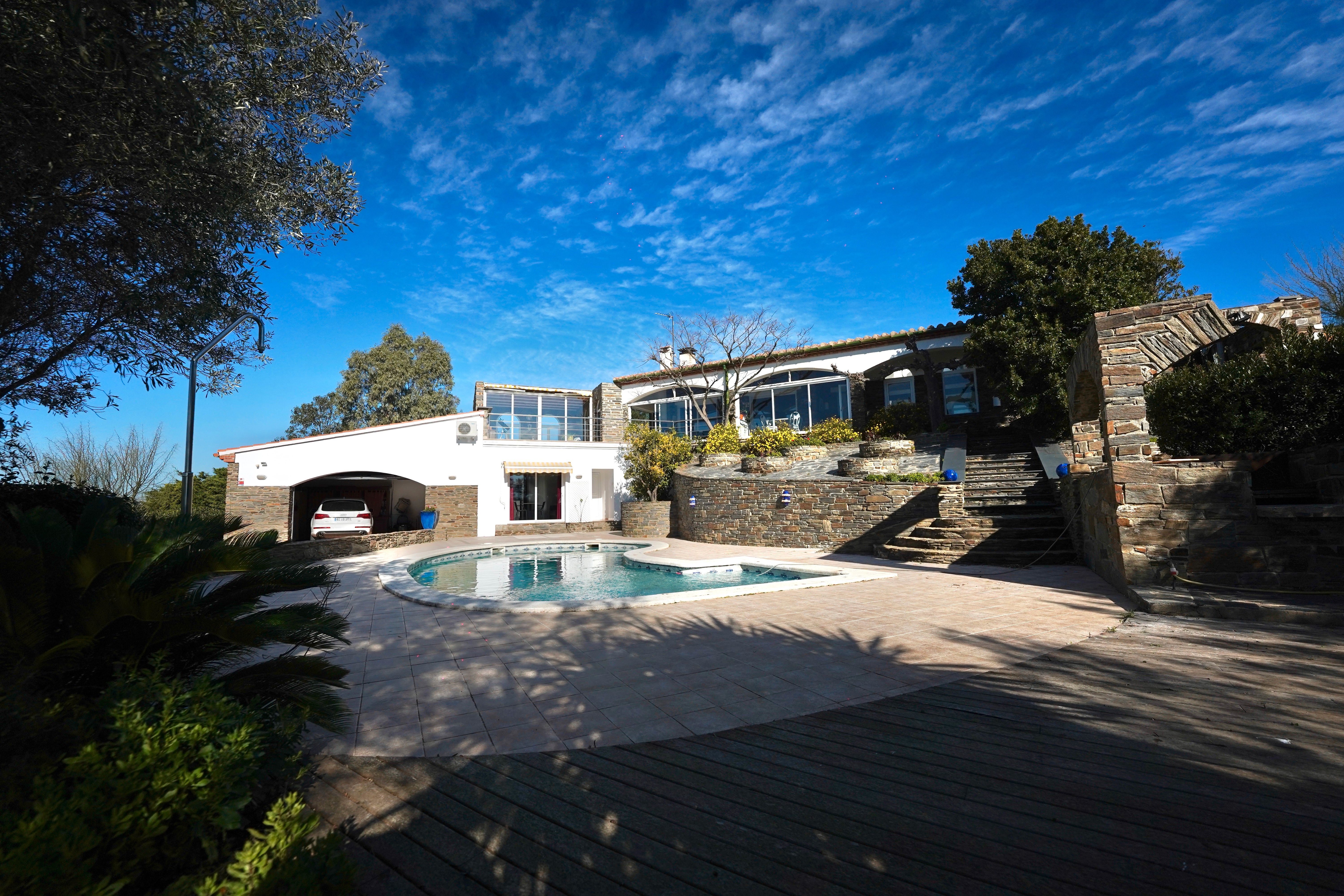 Vista exterior de Casa o xalet en venda en Cadaqués amb Jardí privat, Terrassa i Piscina