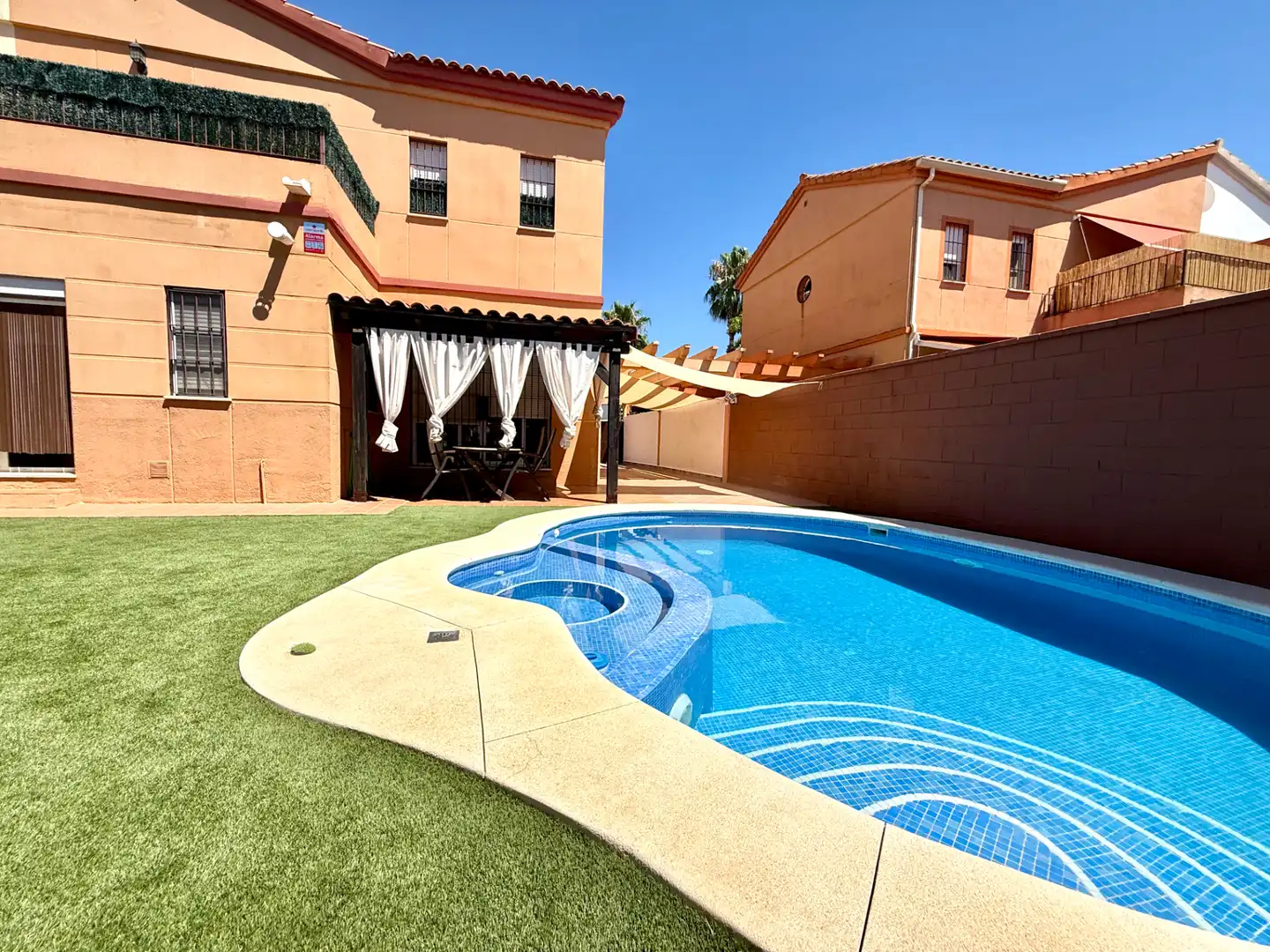 Piscina de Casa adosada en venda en Espartinas amb Jardí privat, Terrassa i Piscina
