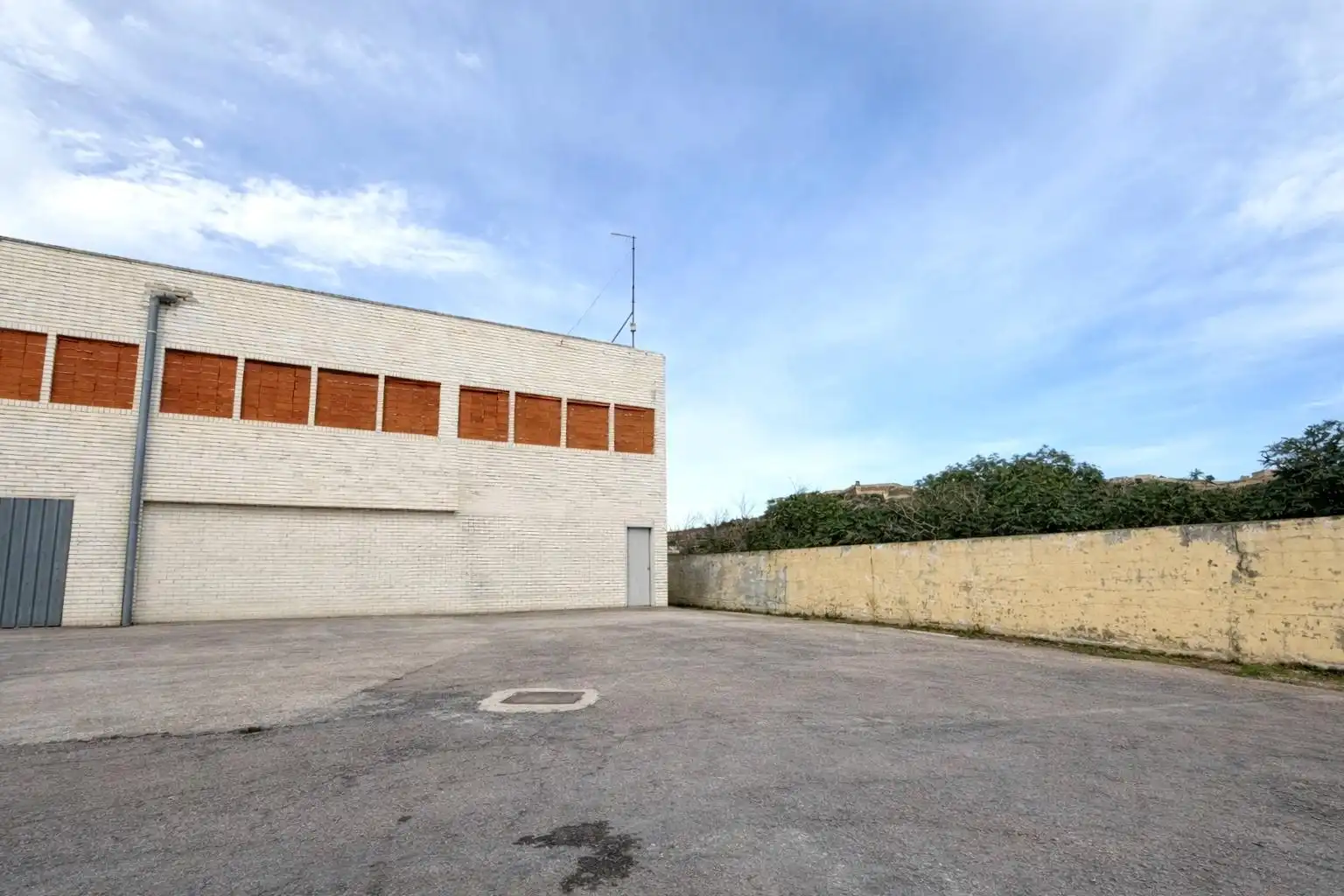Außenansicht von Fabrikhallen zum Verkauf in Sagunto / Sagunt