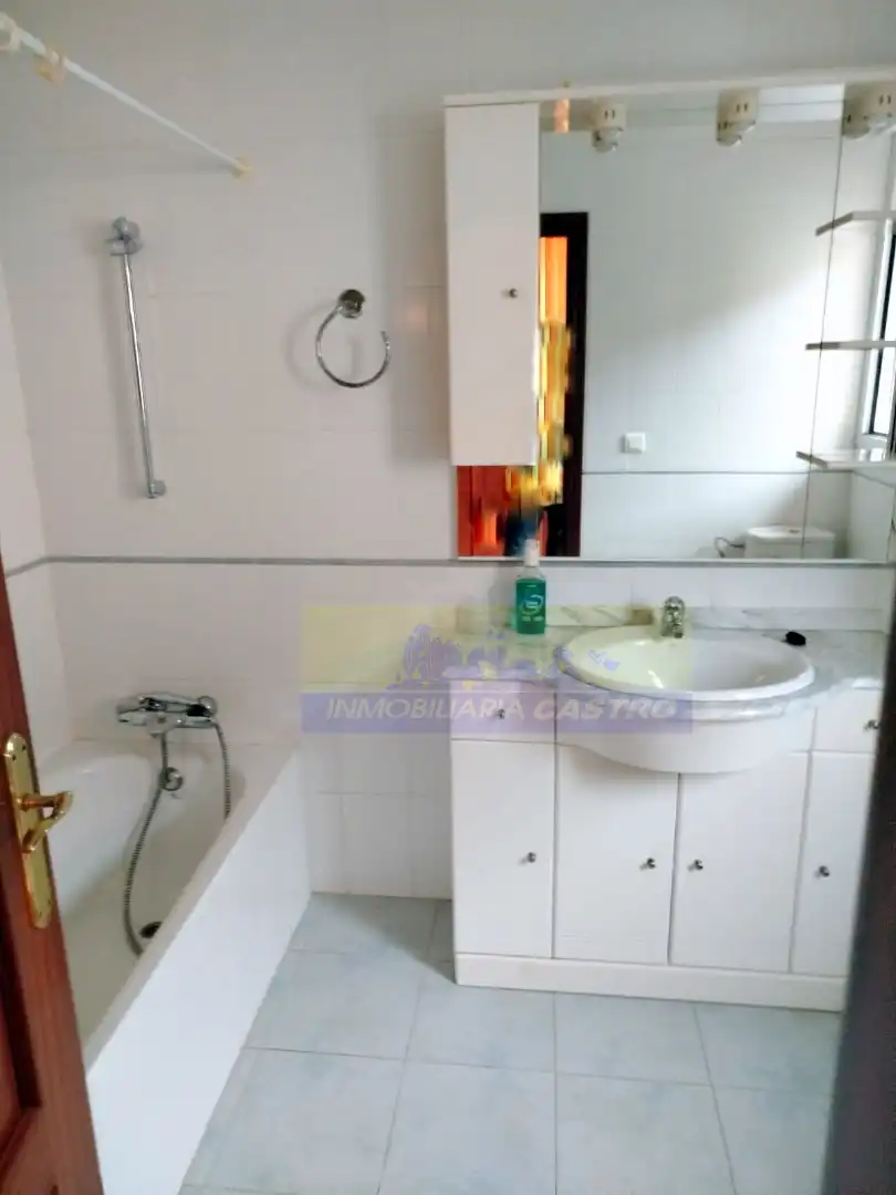 Baño de Casa o chalet en venta en Castro-Urdiales con Calefacción, Jardín privado y Terraza