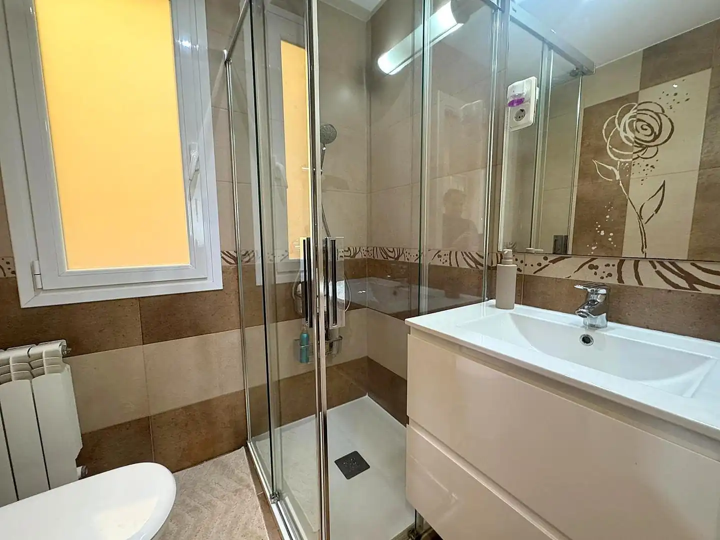 Badezimmer von Wohnung zur Miete in Madrid mit Klimaanlage und Heizung