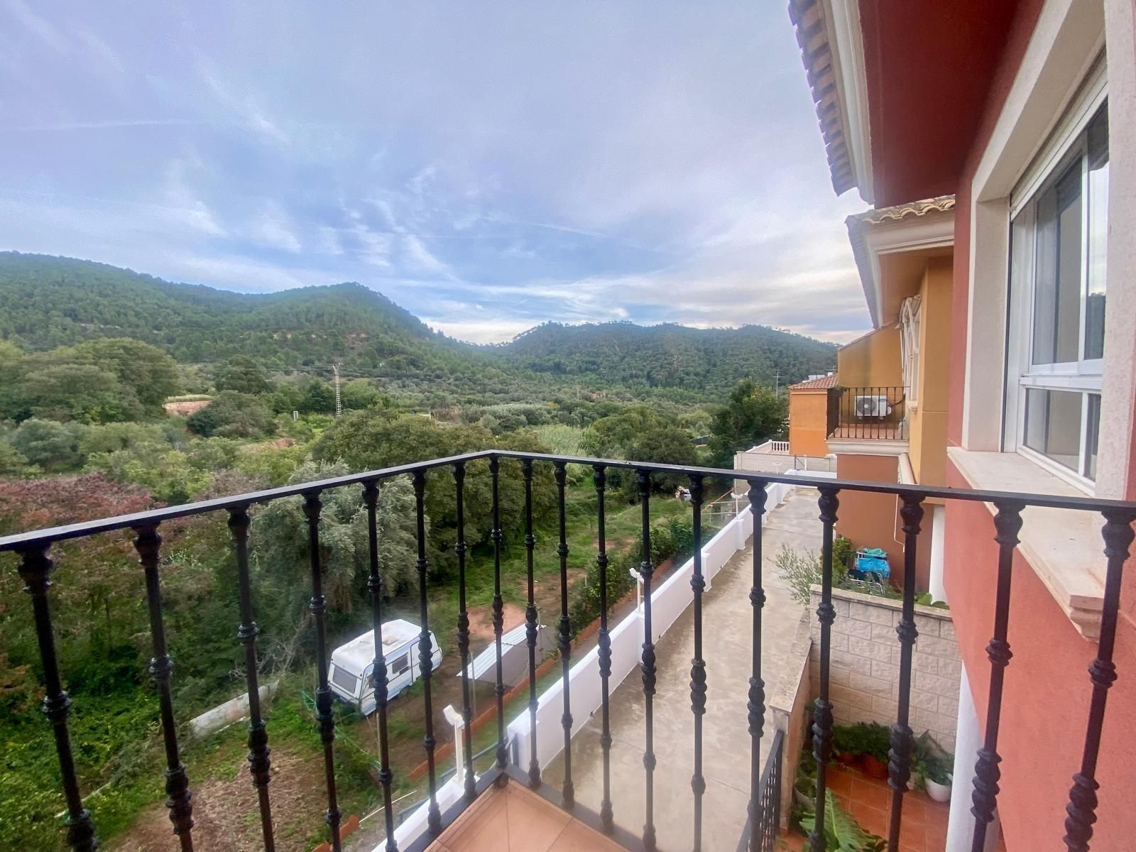 Vista exterior de Casa adosada en venda en Serra amb Calefacció, Terrassa i Traster