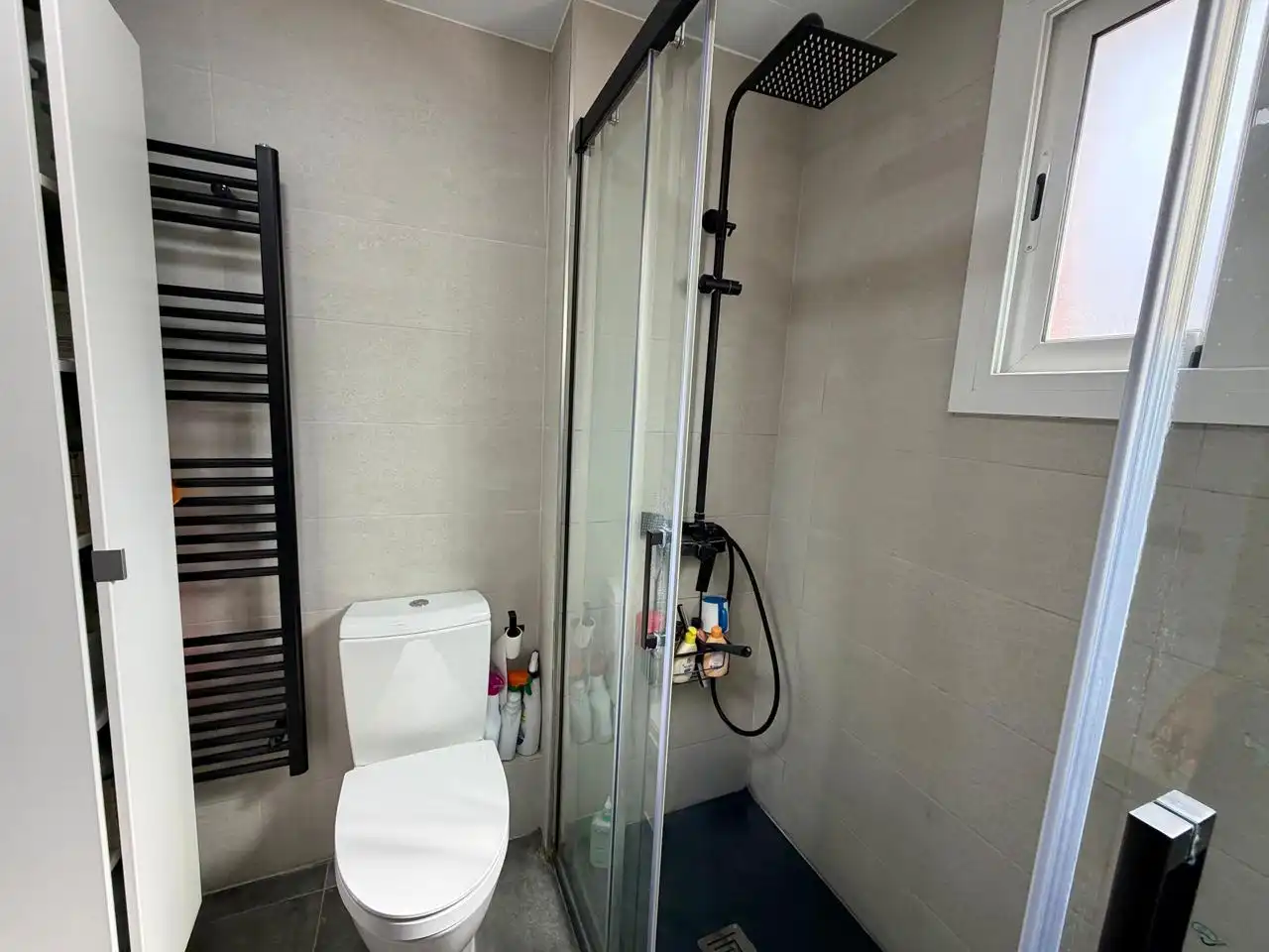 Baño de Casa adosada en venta en Montcada i Reixac con Aire acondicionado, Calefacción y Jardín privado
