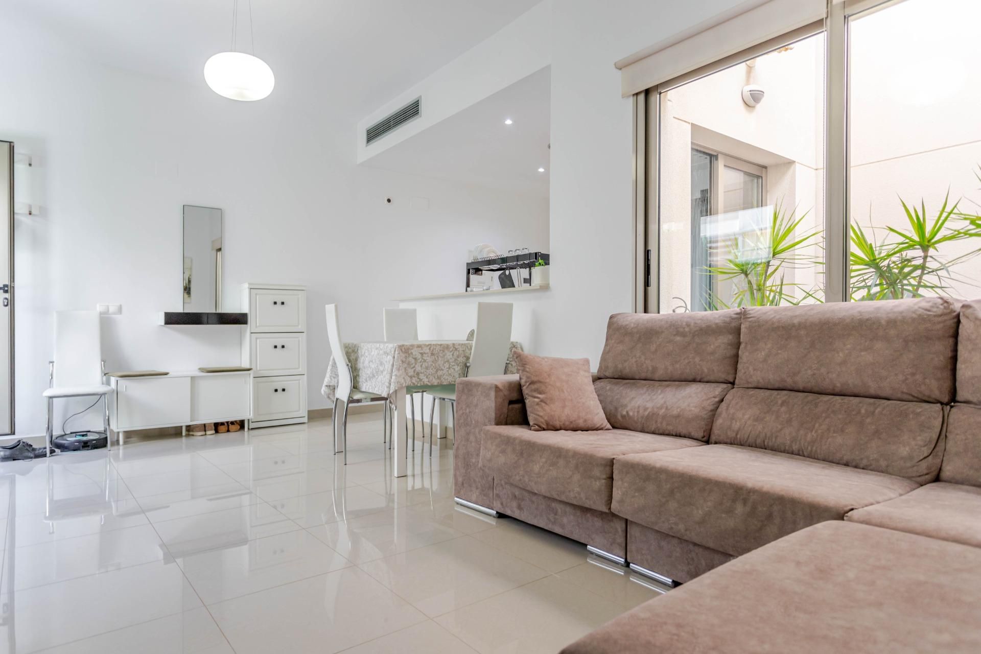 Sala d'estar de Casa adosada en venda en Torrevieja amb Aire condicionat, Jardí privat i Terrassa