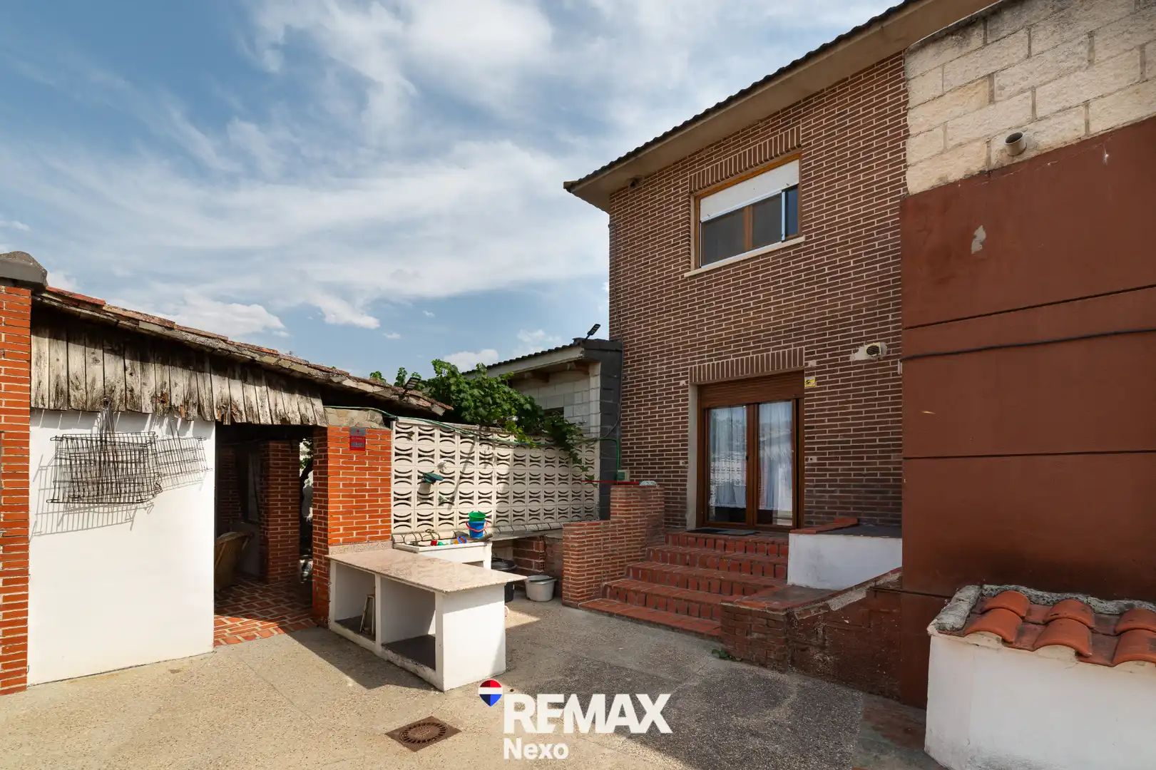 Vista exterior de Casa o xalet en venda en Renedo de Esgueva amb Aire condicionat, Calefacció i Jardí privat