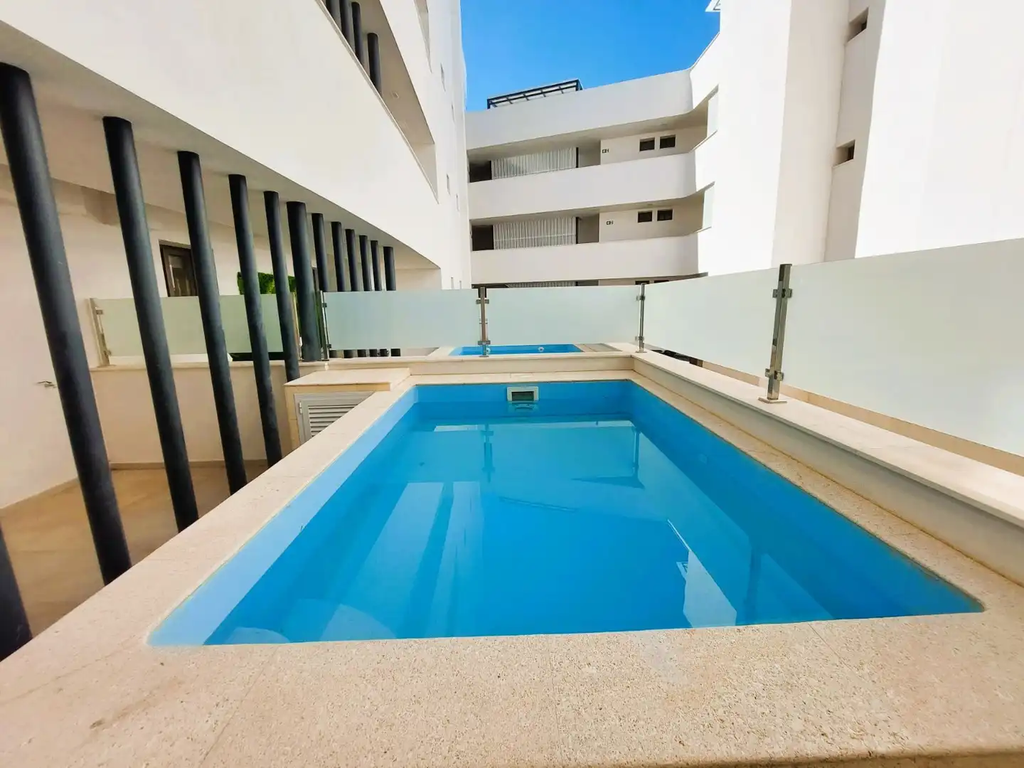 Piscina de Pis en venda en Estepona amb Aire condicionat, Calefacció i Terrassa