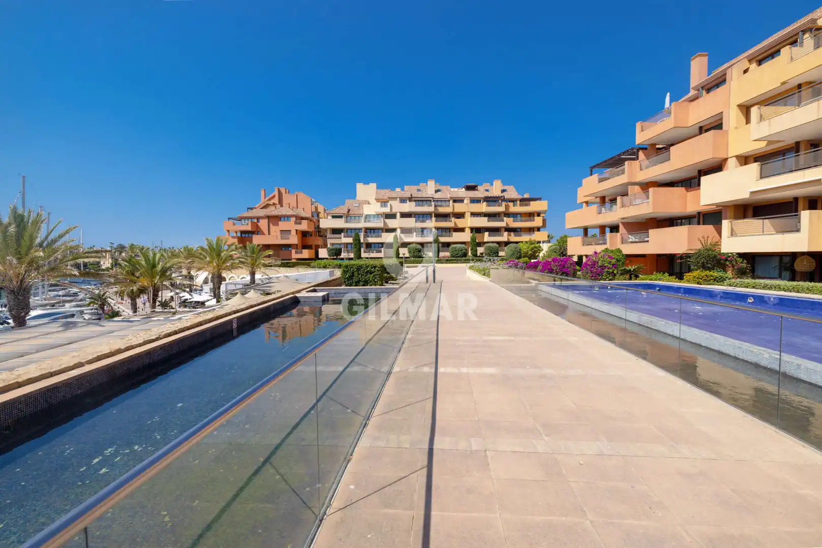 Vista exterior de Apartamento en venta en Sotogrande con Calefacción, Jardín privado y Trastero