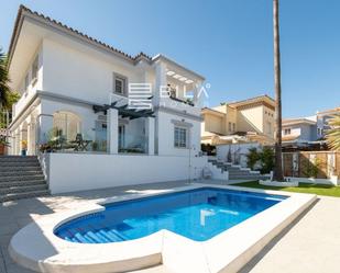 Vista exterior de Casa o xalet en venda en Mijas amb Aire condicionat, Terrassa i Piscina