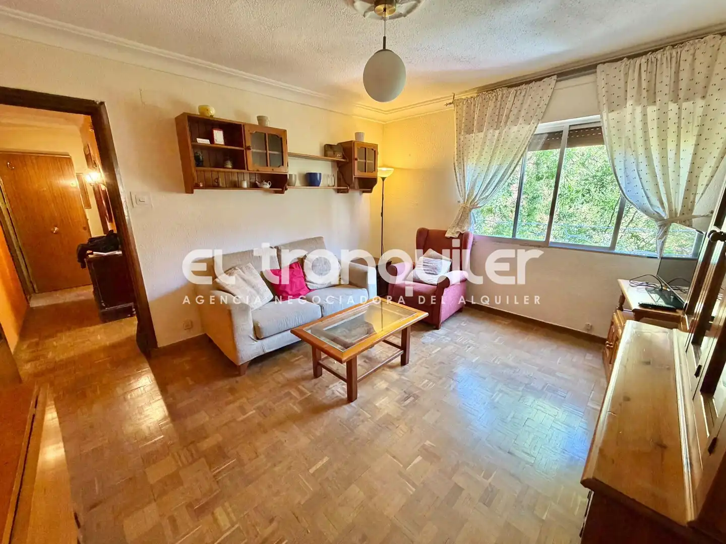Living room of Flat for rent in Madrid  with Parquet flooring, Furnished and Washing machine