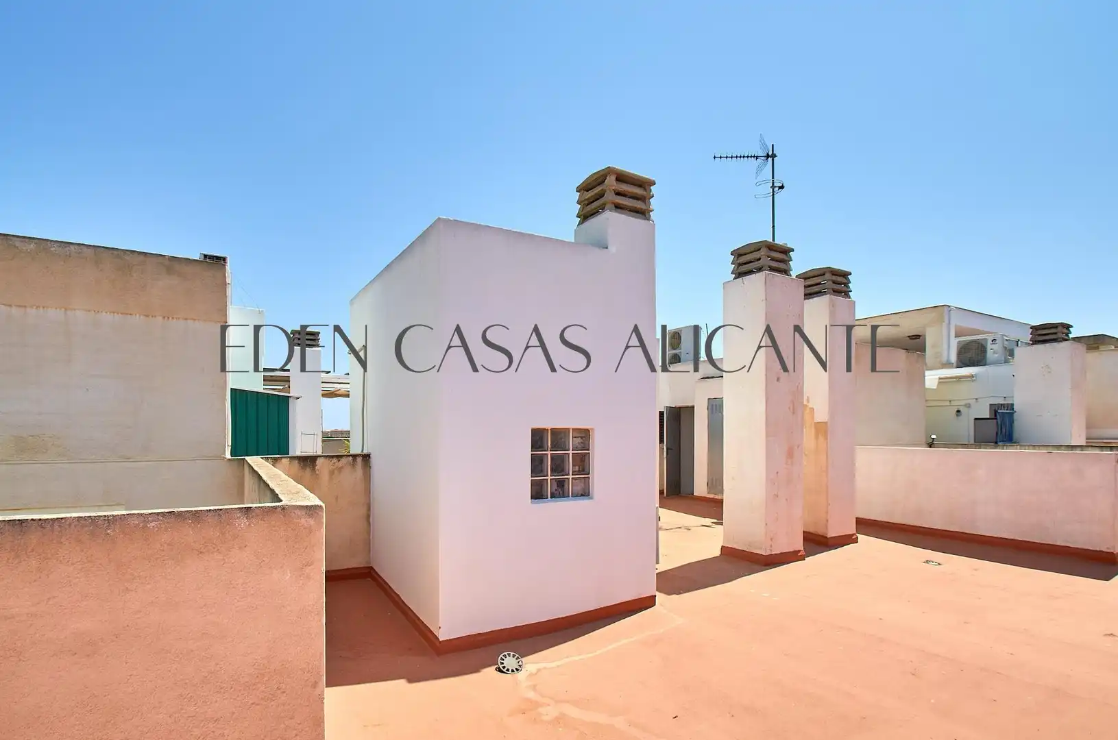 Vista exterior de Piso en venta en El Campello con Aire acondicionado, Calefacción y Trastero