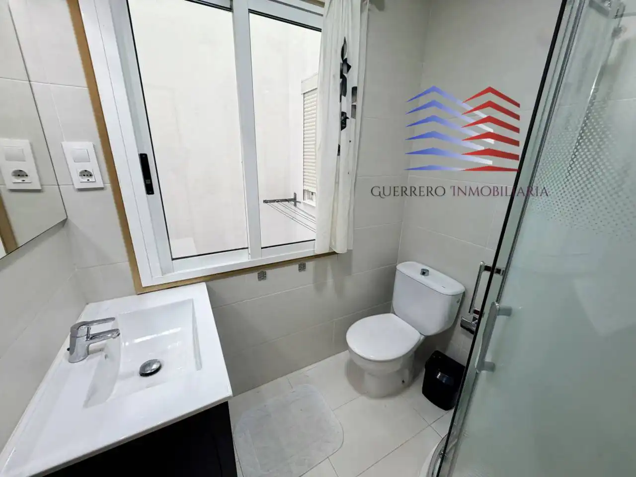 Baño de Apartamento de alquiler en Ourense Capital  con Calefacción, Parquet y Amueblado