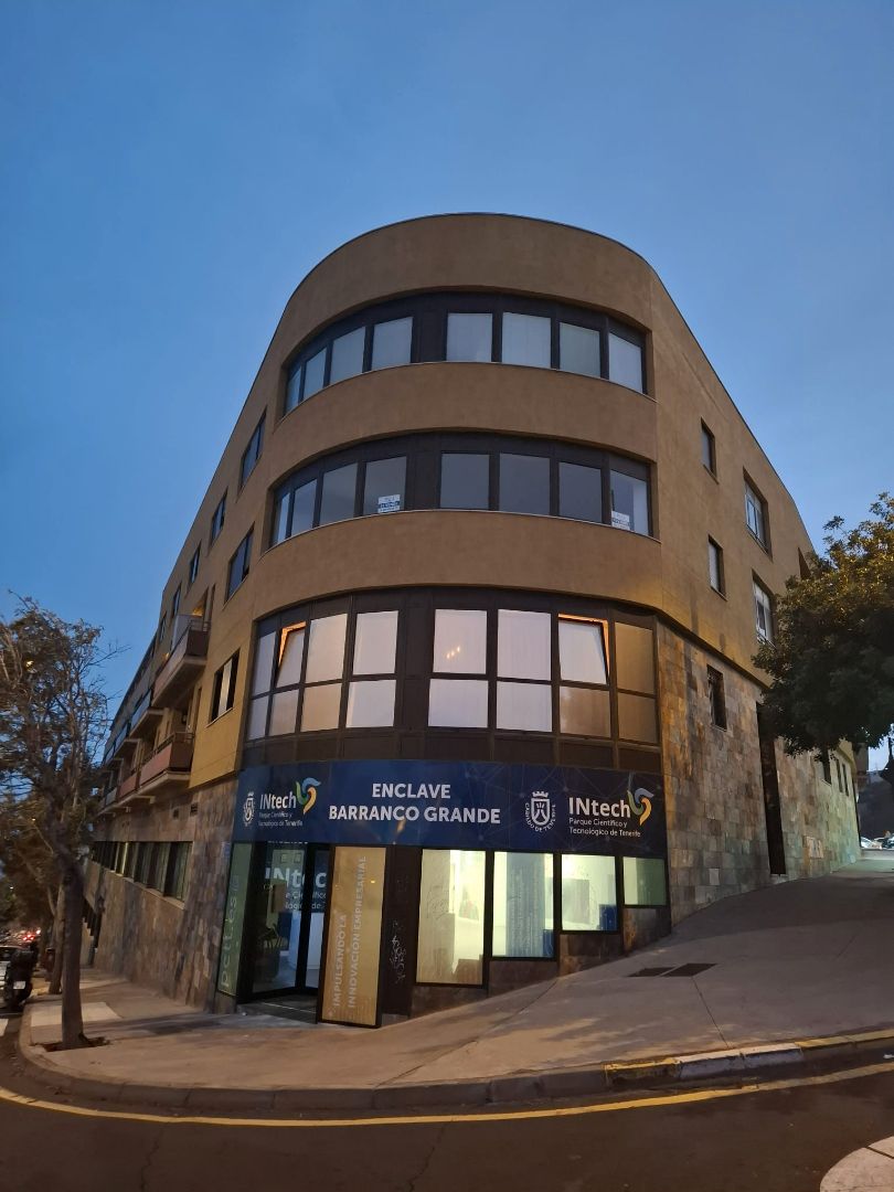 Exterior view of Flat for sale in  Santa Cruz de Tenerife Capital  with Oven