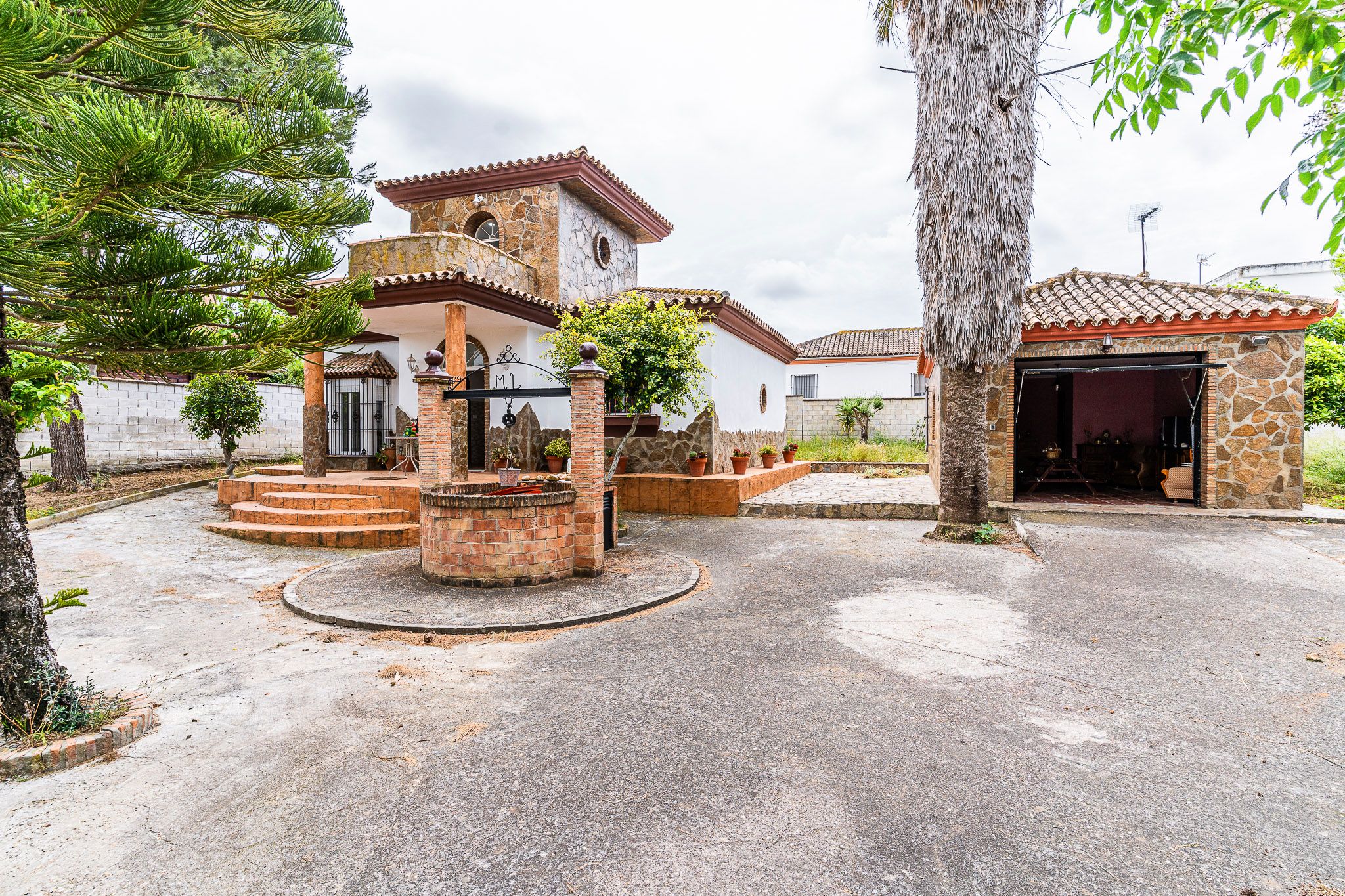 Vista exterior de Casa o xalet en venda en Chiclana de la Frontera amb Jardí privat i Terrassa