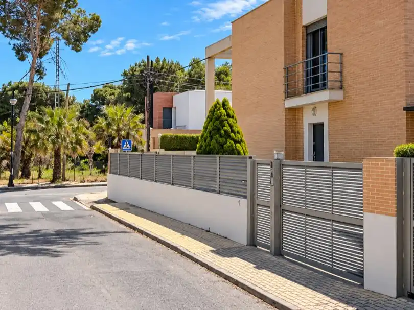 Casa aparellada amb jardí en venda a Avinguda dels Pins 26, imagen 3