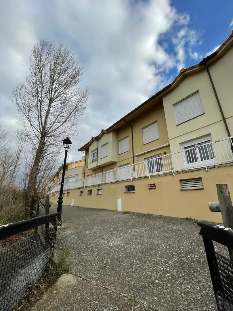 Vista exterior de Dúplex en venta en Cuzcurrita de Río Tirón con Calefacción, Amueblado y Horno