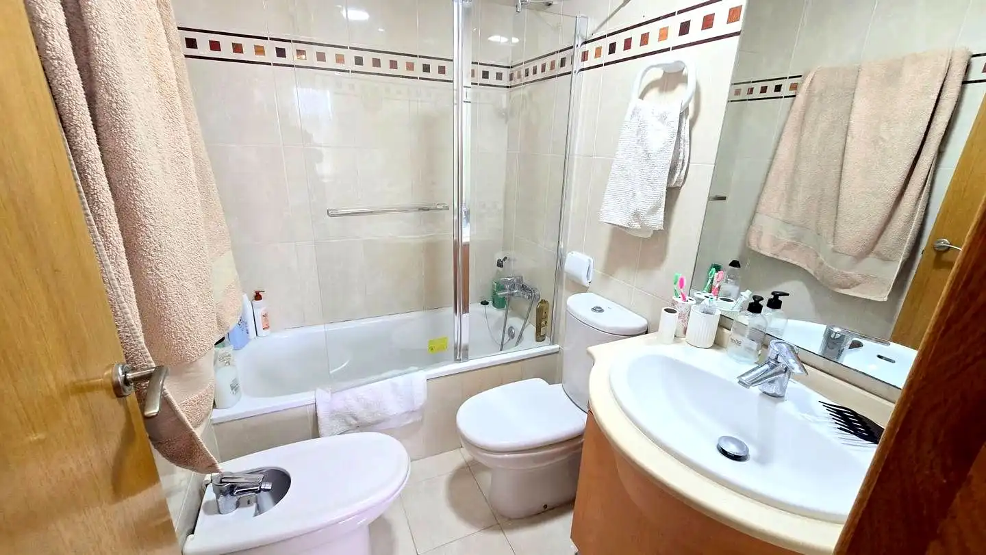 Baño de Apartamento de alquiler en Gandia con Aire acondicionado, Calefacción y Terraza