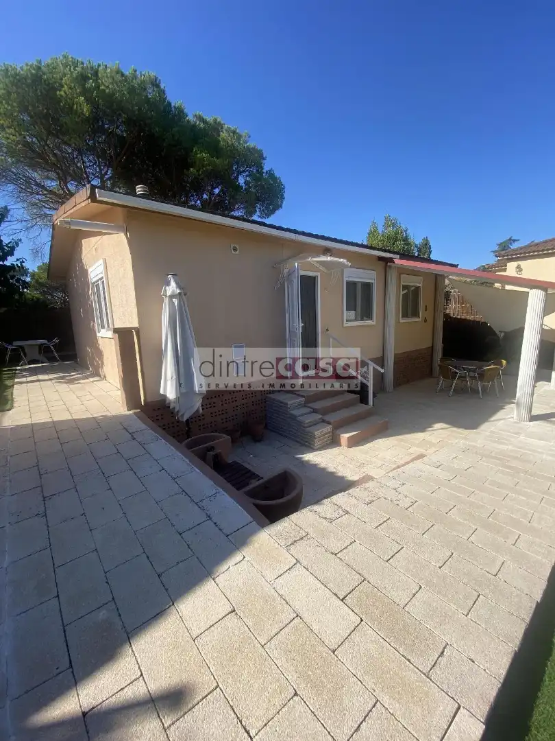 Vista exterior de Casa o xalet en venda en Tordera amb Calefacció, Jardí privat i Parquet