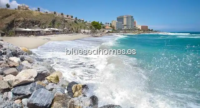 Vista exterior de Casa o xalet en venda en Fuengirola amb Aire condicionat, Jardí privat i Terrassa