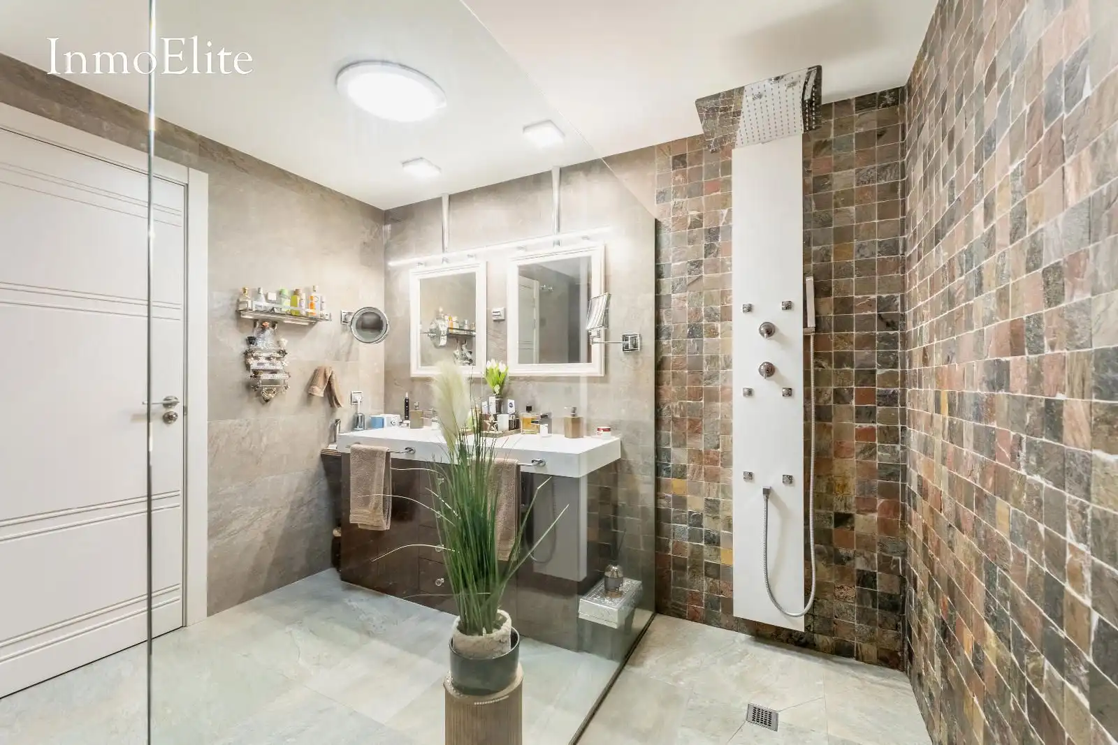 Bathroom of Detached homes for sale in Majadahonda  with Air Conditioner, Heating and Private garden