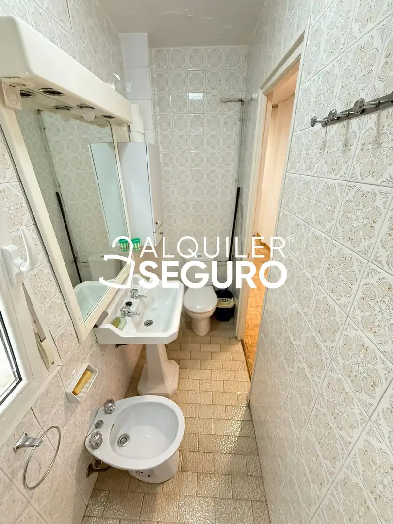 Badezimmer von Wohnung zur Miete in Madrid mit Heizung und Möbliert