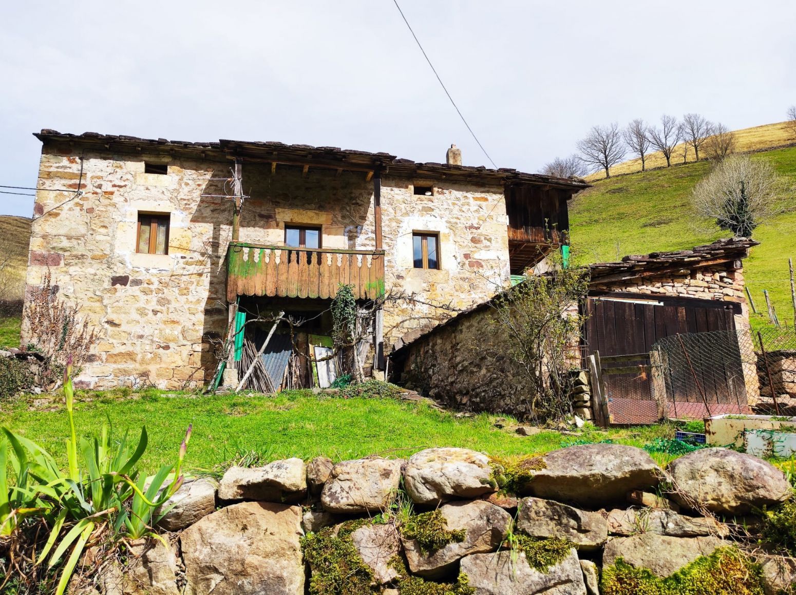 Vista exterior de Casa o xalet en venda en Vega de Pas amb Calefacció, Jardí privat i Terrassa