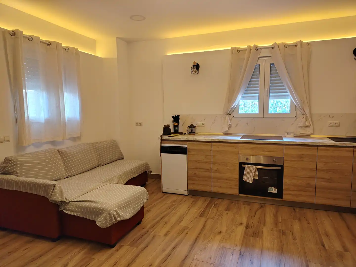 Ground floor for rent in Urbanización Costa del Oro, Centro Internacional