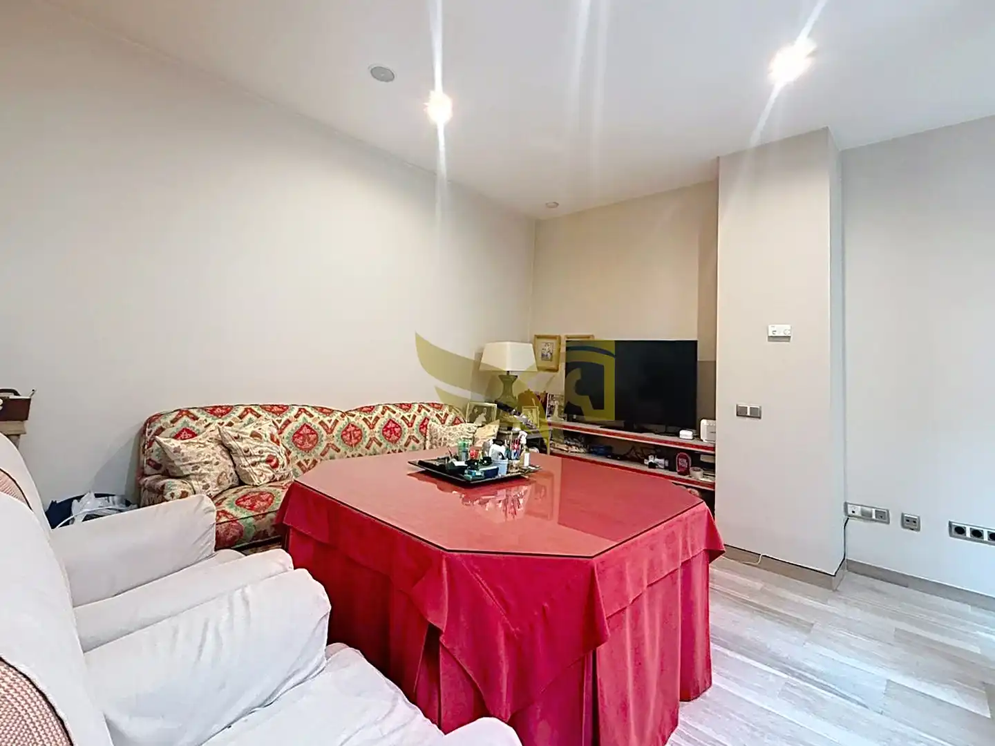 Wohnzimmer von Einfamilien-Reihenhaus zum Verkauf in Sevilla mit Klimaanlage, Heizung und Privatgarten