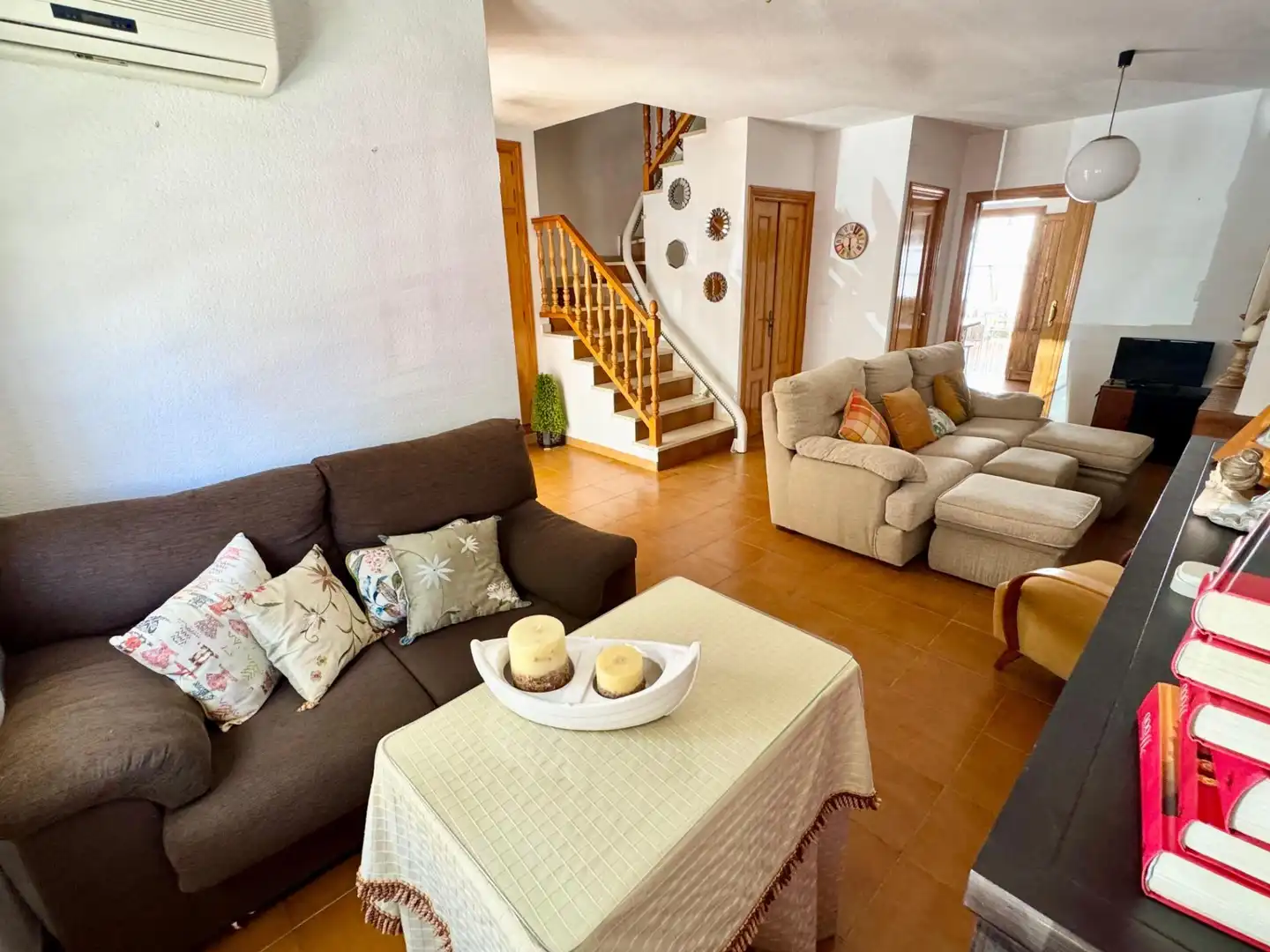 Sala d'estar de Casa adosada en venda en Punta Umbría amb Aire condicionat i Balcó