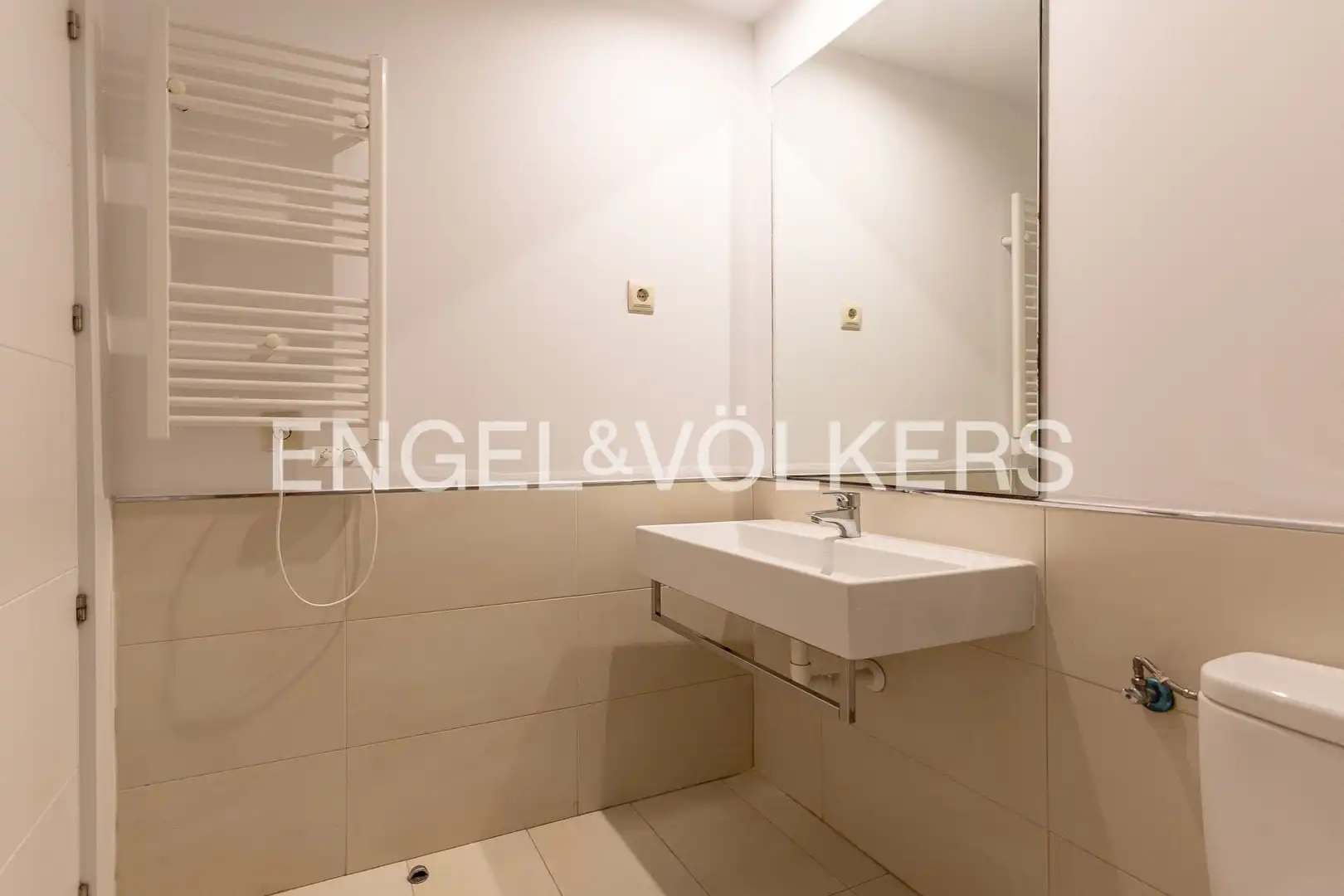 Baño de Piso en venta en Madrid con Aire acondicionado, Calefacción y Jardín privado