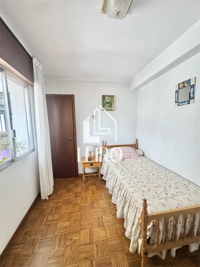 Schlafzimmer von Dachboden zum Verkauf in Vilagarcía de Arousa mit Heizung, Parkett und Terrasse
