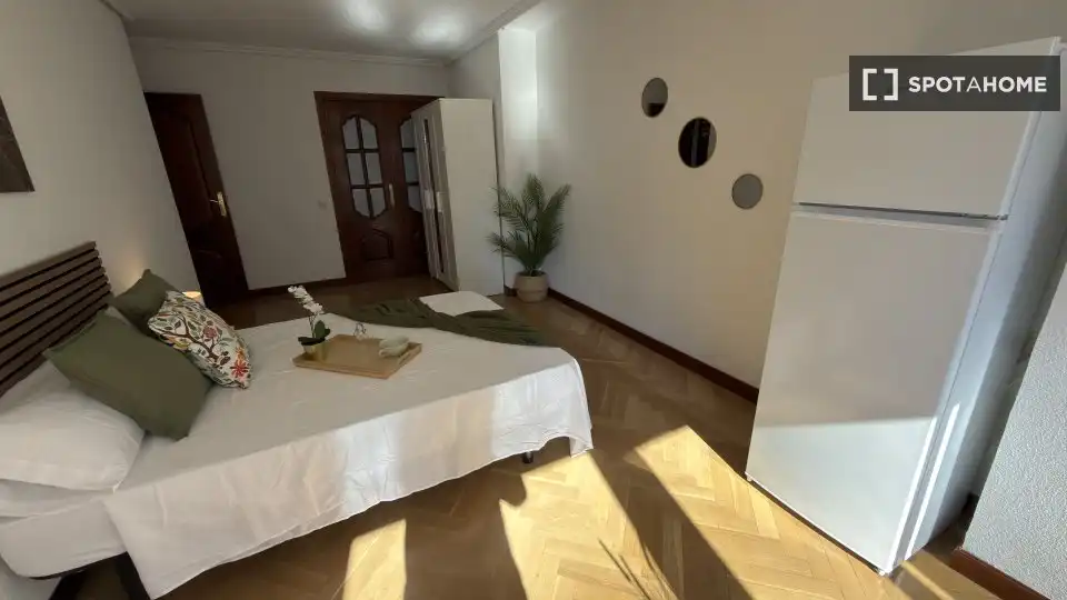 Bedroom of Flat for rent in Madrid  with Air Conditioner, Heating and Furnished