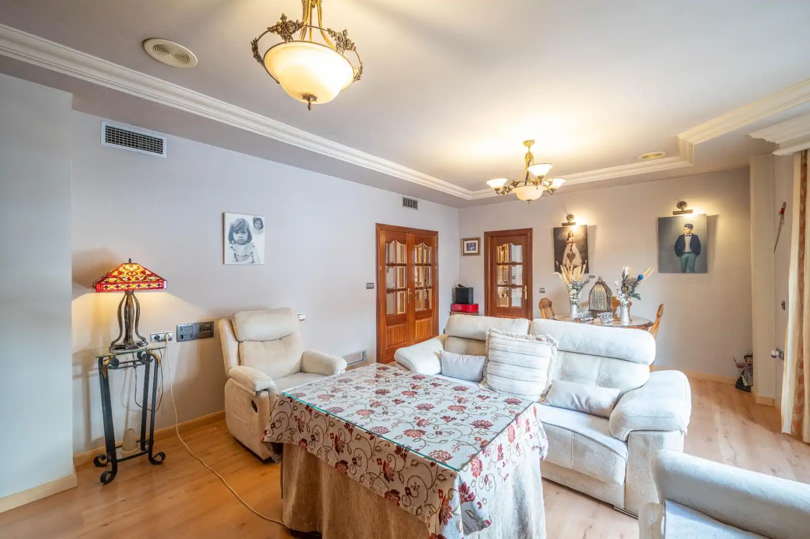 Sala d'estar de Casa o xalet en venda en Las Gabias amb Aire condicionat, Terrassa i Moblat