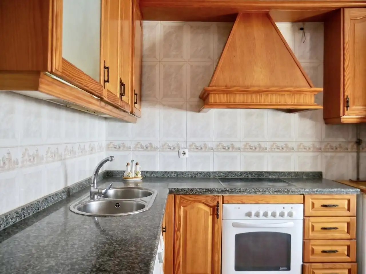 Kitchen of Flat for sale in Sevilla  with Air Conditioner and Furnished