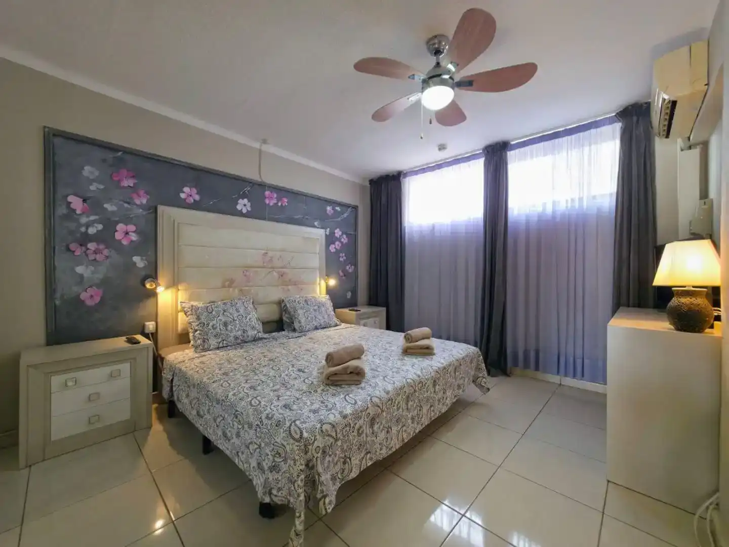 Dormitori de Apartament de lloguer en Adeje amb Aire condicionat, Piscina i Moblat