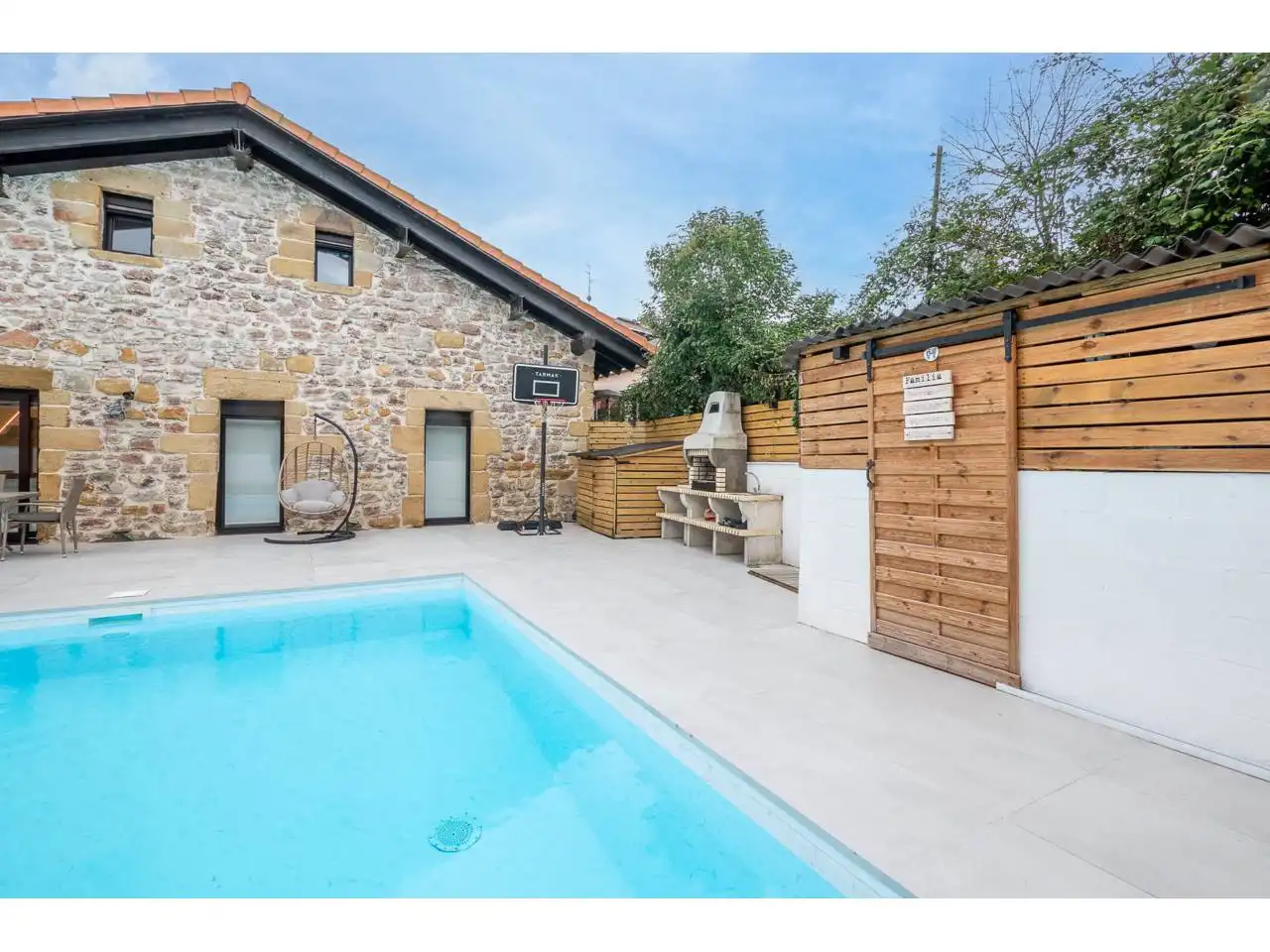 Piscina de Casa o xalet en venda en Donostia - San Sebastián  amb Aire condicionat, Calefacció i Jardí privat