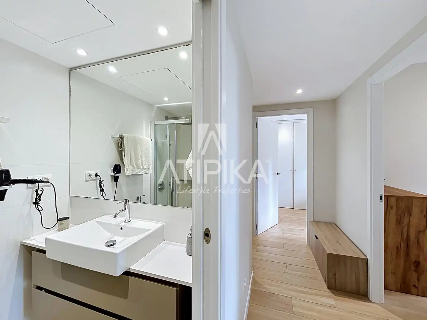 Bathroom of Flat for rent in Barcelona  with Air Conditioner, Parquet flooring and Terrace