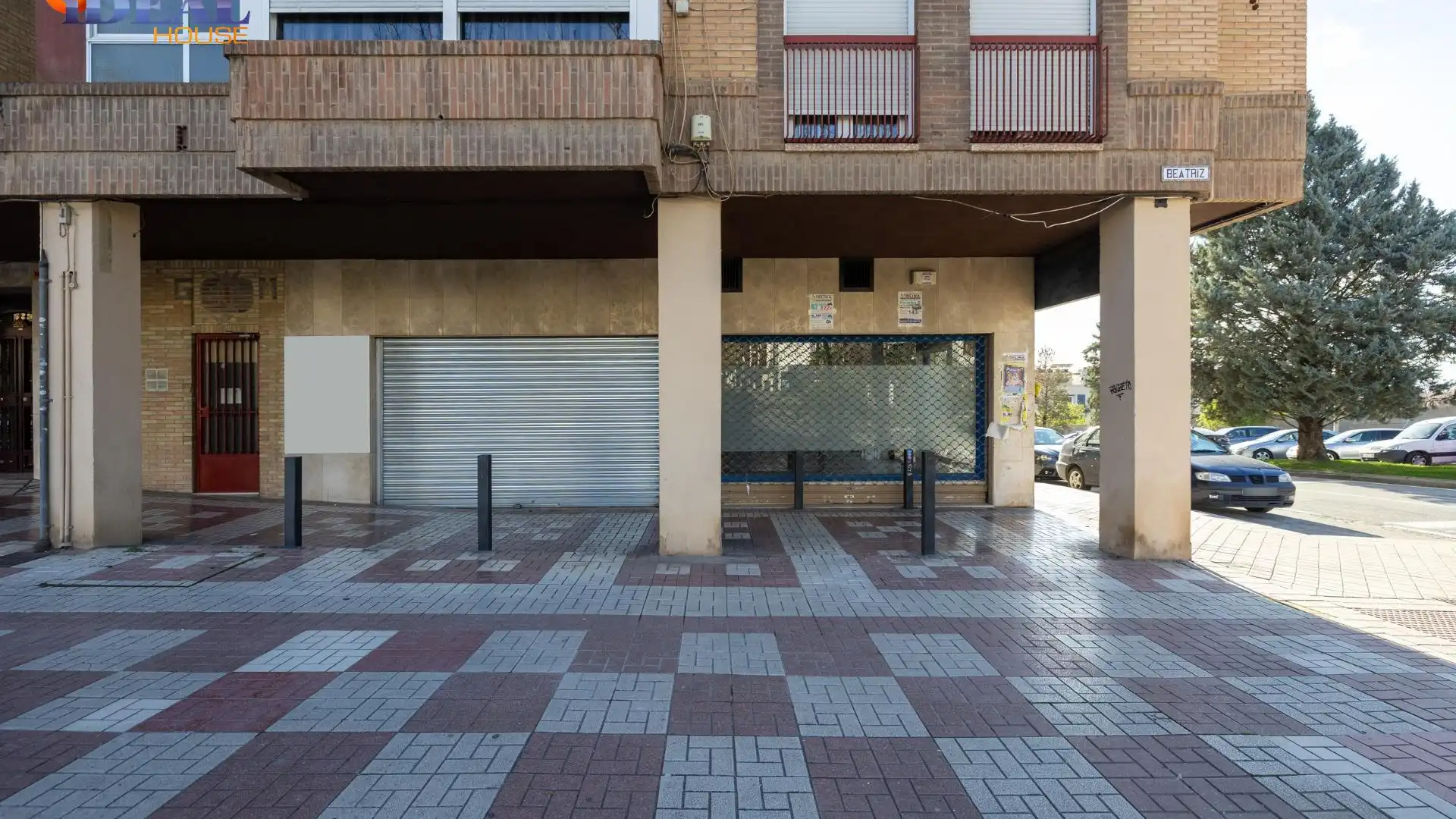 Vista exterior de Local en venta en  Granada Capital