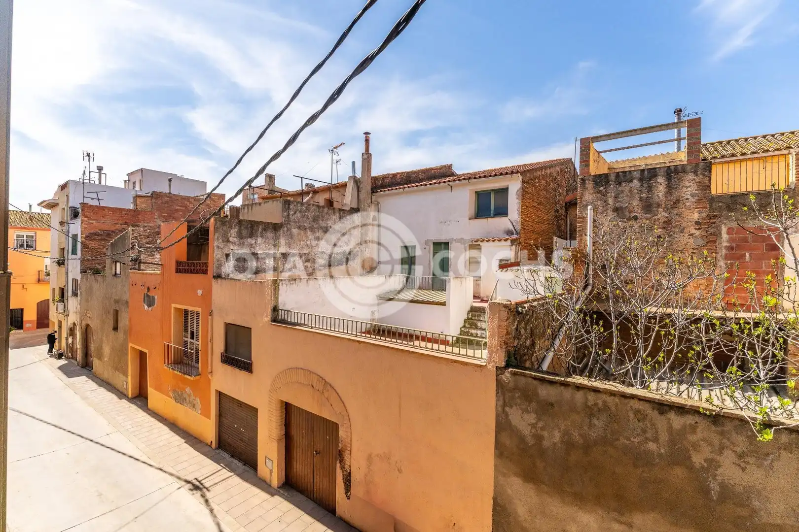 Vista exterior de Casa adosada en venda en Montbrió del Camp amb Balcó