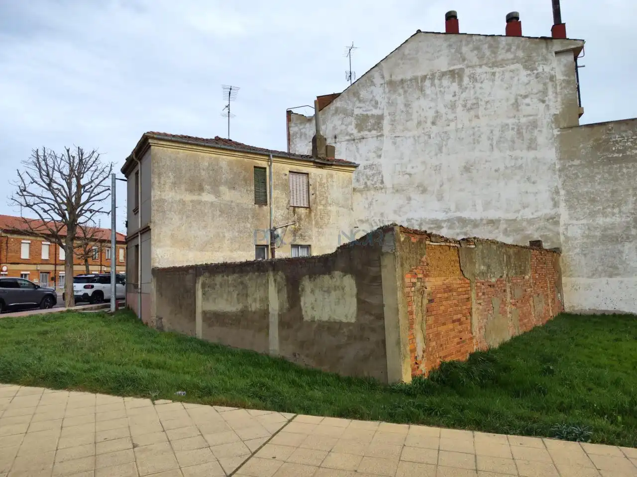 Vista exterior de Casa o xalet en venda en León Capital  amb Jardí privat i Traster