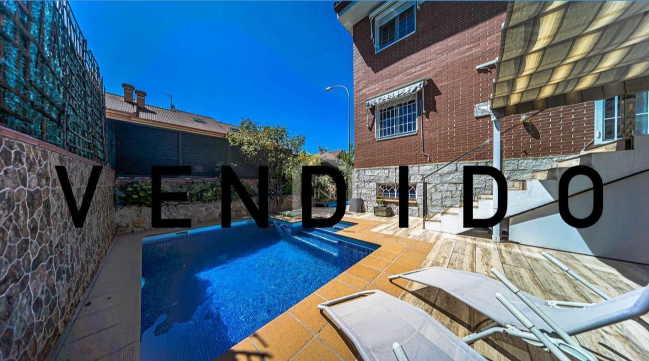 Exterior view of Single-family semi-detached for sale in Alcorcón  with Air Conditioner, Heating and Private garden