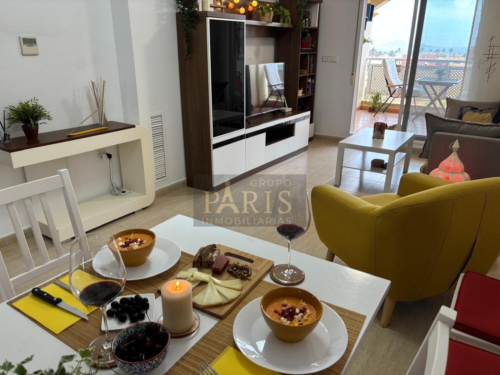 Sala d'estar de Apartament de lloguer en Cartagena amb Terrassa, Moblat i Piscina comunitària